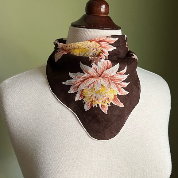 Cactus Flower Kerchief - Picture 4 of 8